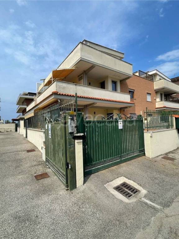 appartamento in vendita a Pomezia in zona Torvaianica