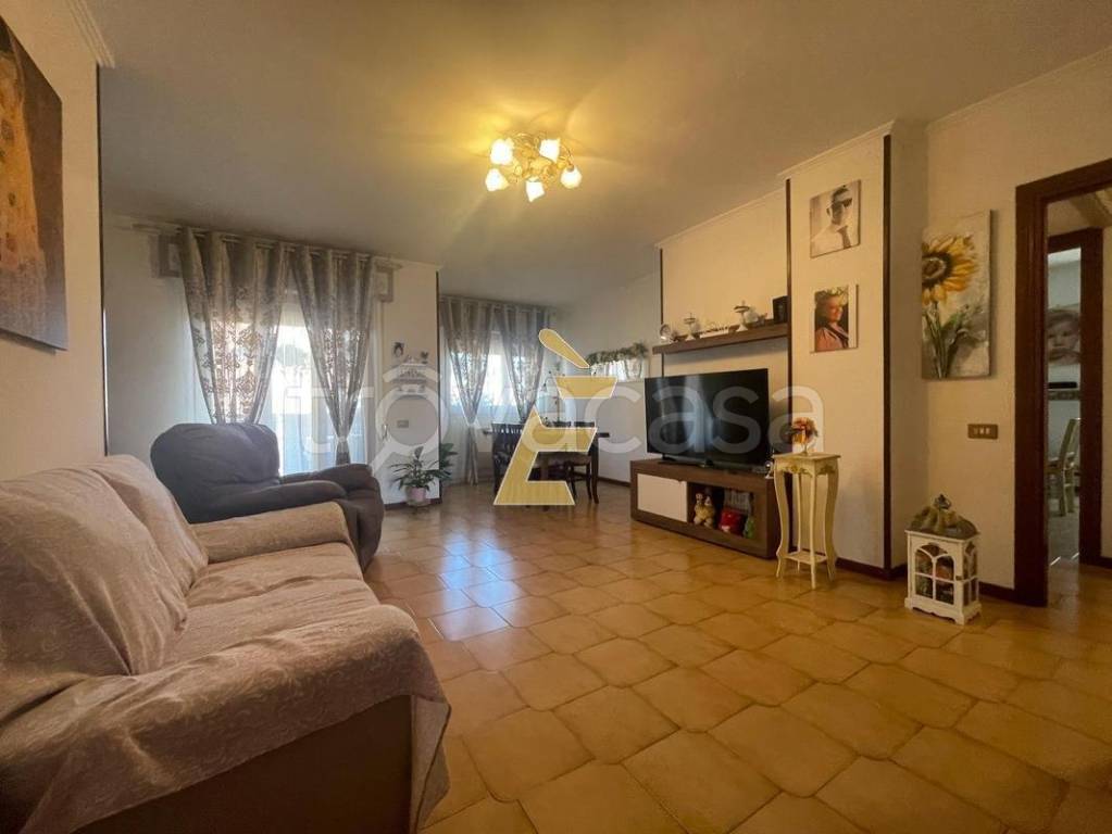 appartamento in vendita a Pomezia in zona Torvaianica