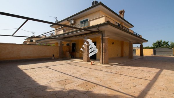 casa indipendente in vendita a Pomezia in zona Castagnetta