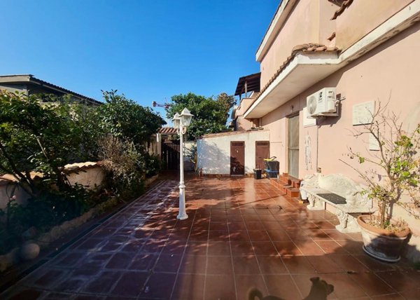 casa indipendente in vendita a Pomezia in zona Torvaianica
