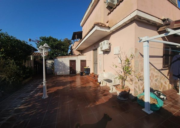 casa indipendente in vendita a Pomezia in zona Pratica di Mare