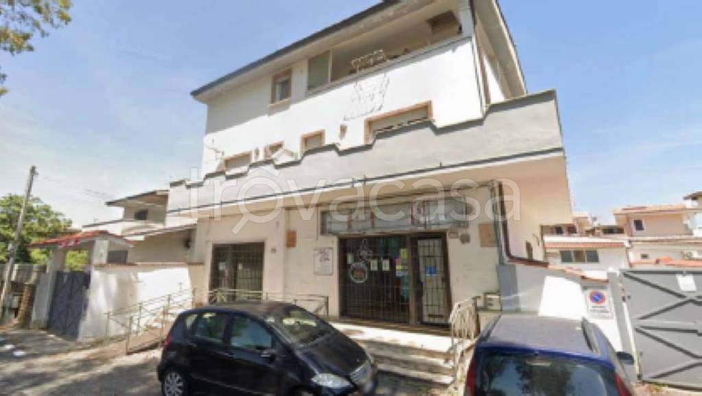 negozio in vendita a Pomezia in zona Torvaianica Alta