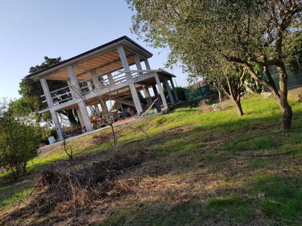 casa indipendente in vendita a Pomezia in zona Castagnetta