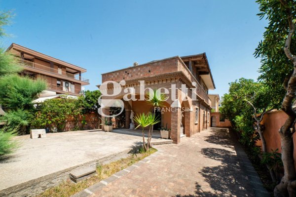casa indipendente in vendita a Pomezia in zona Torvaianica