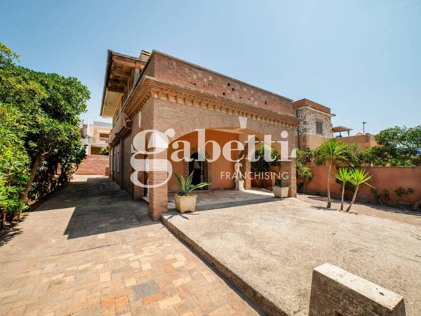 casa indipendente in vendita a Pomezia in zona Torvaianica