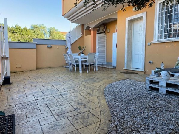 appartamento in vendita a Pomezia in zona Campo Jemini