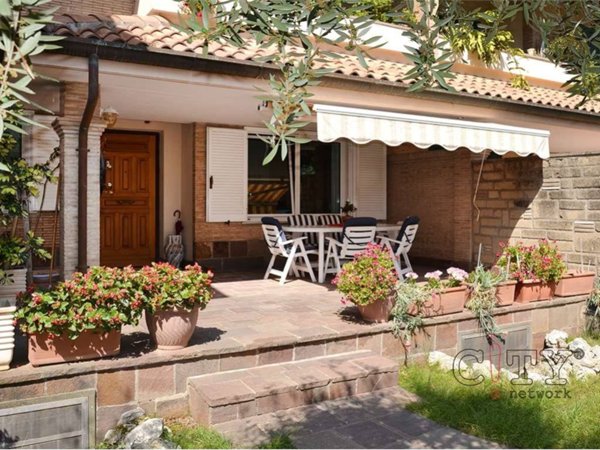 casa indipendente in vendita a Pomezia