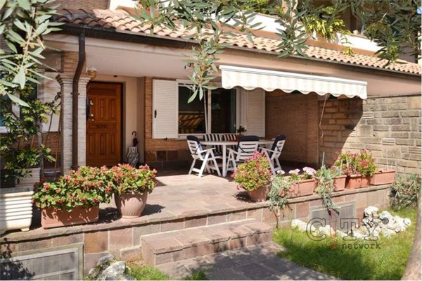casa indipendente in vendita a Pomezia