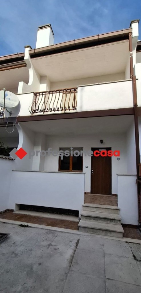 casa indipendente in vendita a Pomezia in zona Torvaianica