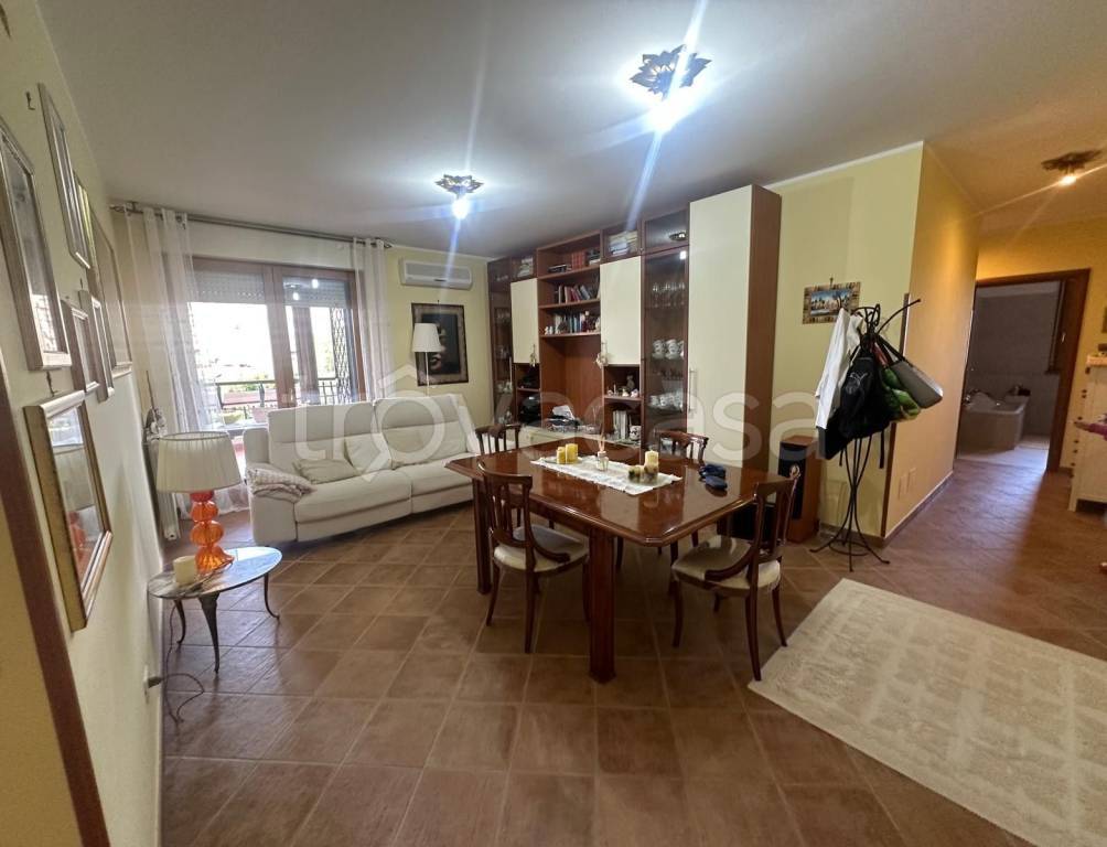 appartamento in vendita a Pomezia in zona Colli di Enea