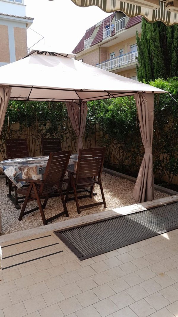 casa indipendente in vendita a Pomezia in zona Torvaianica