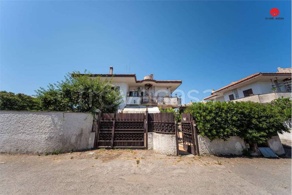 casa indipendente in vendita a Pomezia in zona Campo Ascolano