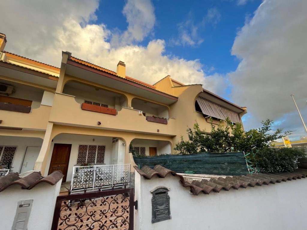 casa indipendente in vendita a Pomezia in zona Pratica di Mare