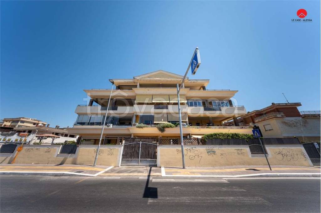 appartamento in vendita a Pomezia in zona Campo Ascolano