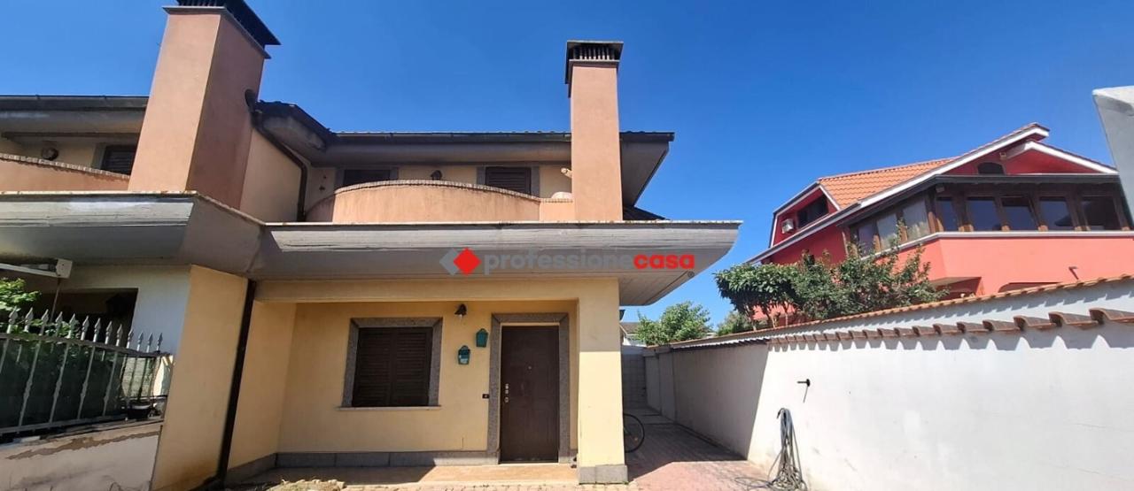 casa indipendente in vendita a Pomezia in zona Pratica di Mare