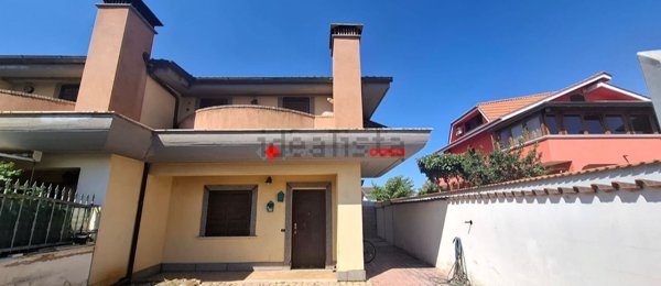 casa indipendente in vendita a Pomezia