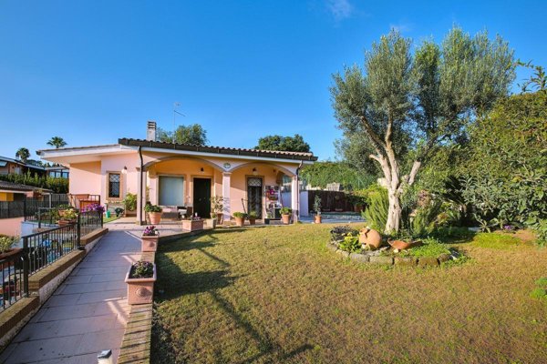 casa indipendente in vendita a Pomezia in zona Colli di Enea