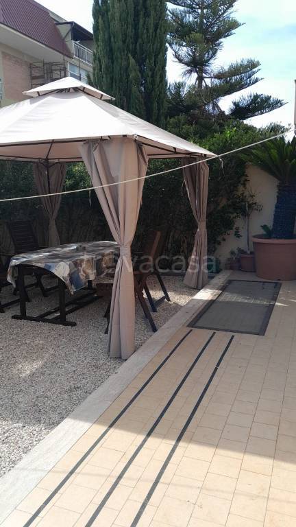 casa indipendente in vendita a Pomezia in zona Torvaianica
