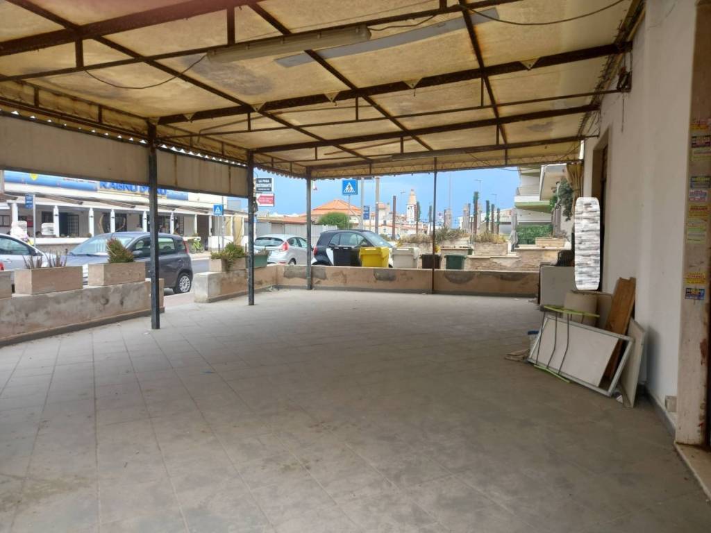 negozio in vendita a Pomezia in zona Torvaianica