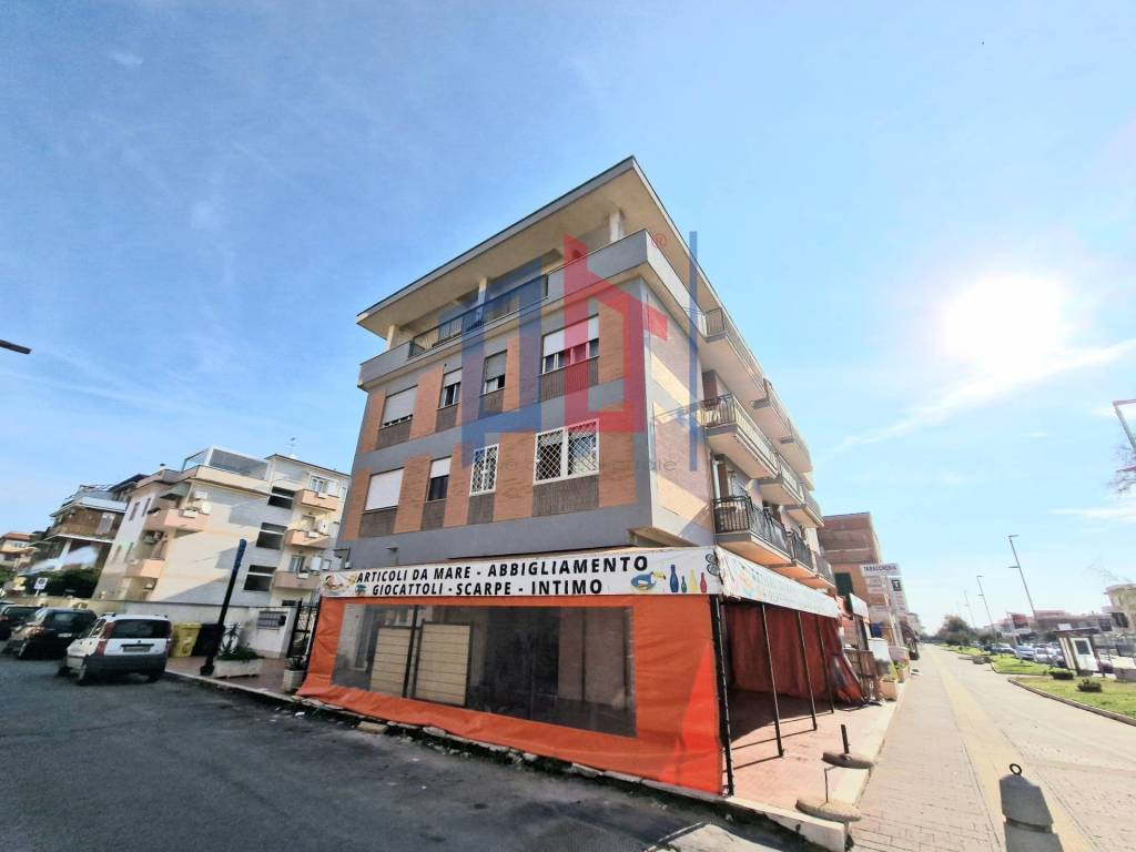 negozio in vendita a Pomezia in zona Torvaianica