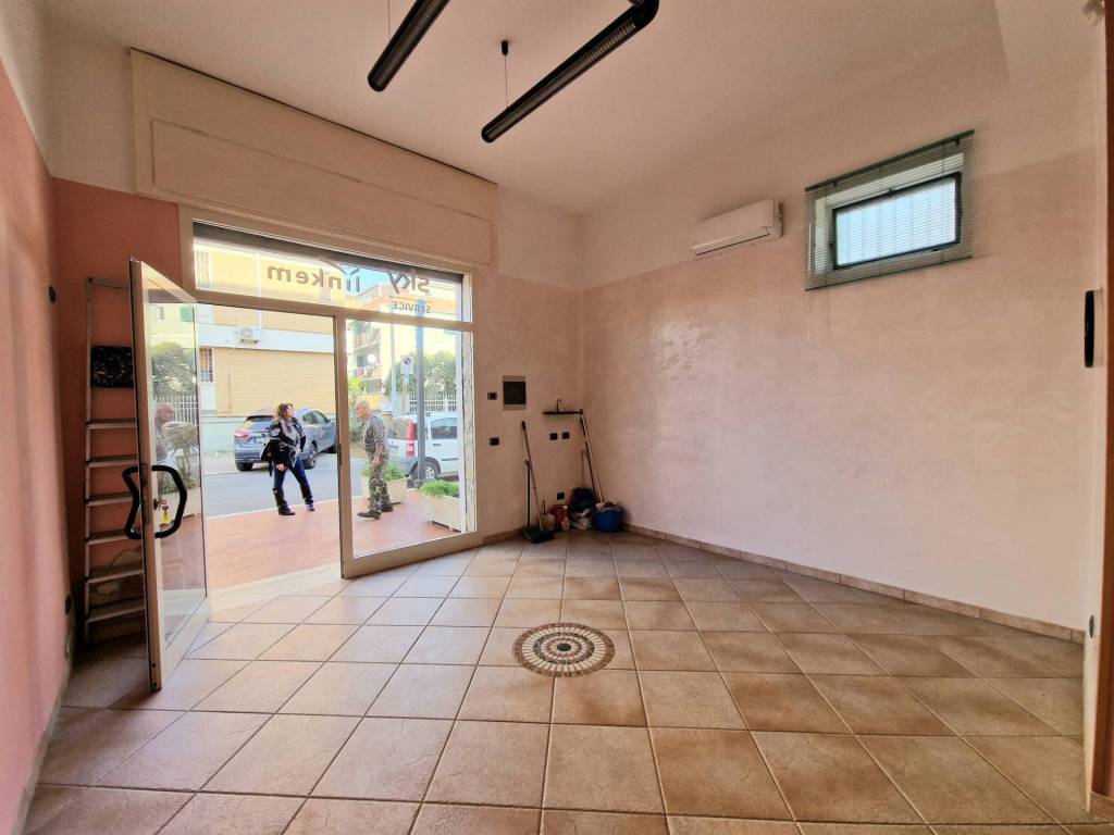 negozio in vendita a Pomezia in zona Torvaianica
