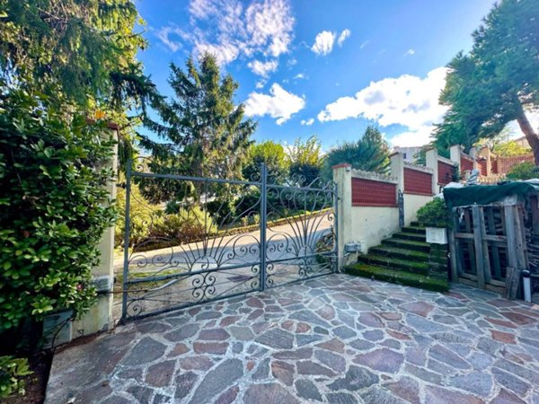 casa indipendente in vendita a Pomezia in zona Pratica di Mare