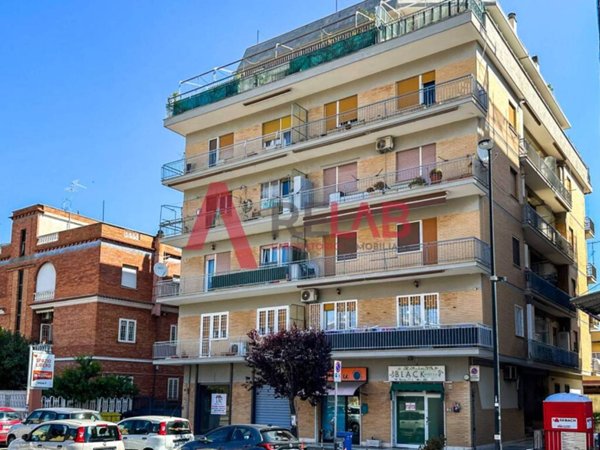 locale di sgombero in vendita a Pomezia
