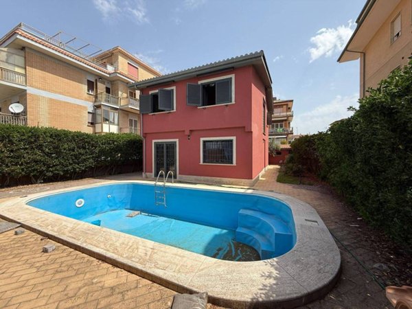 casa indipendente in vendita a Pomezia in zona Torvaianica