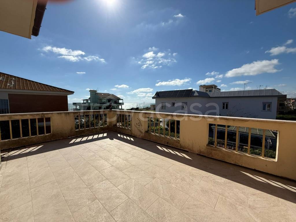 casa indipendente in vendita a Pomezia in zona Torvaianica