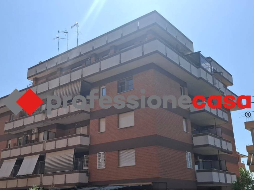 appartamento in vendita a Pomezia in zona Campo Selva