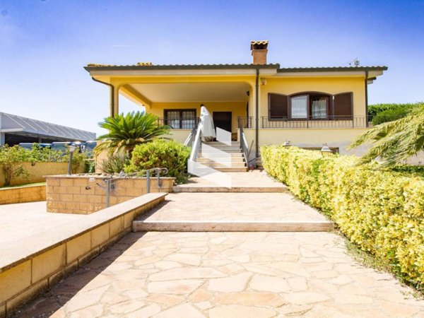 casa indipendente in vendita a Pomezia