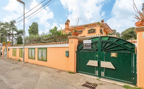 casa indipendente in vendita a Pomezia in zona Torvaianica