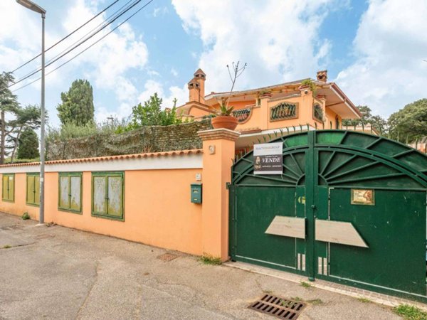 casa indipendente in vendita a Pomezia in zona Torvaianica