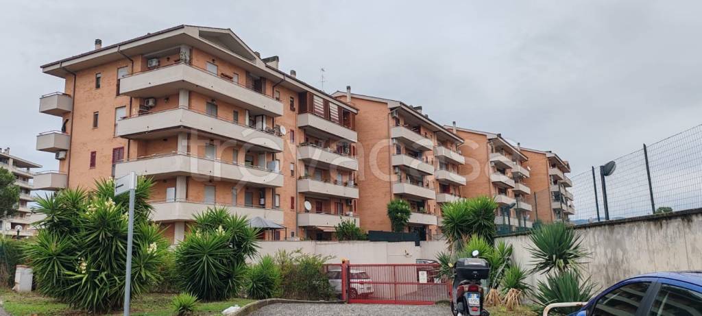 appartamento in vendita a Pomezia in zona Santa Palomba