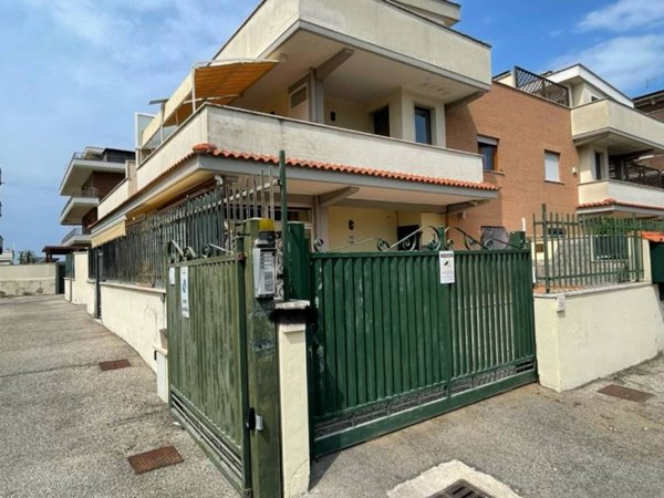 appartamento in vendita a Pomezia in zona Torvaianica