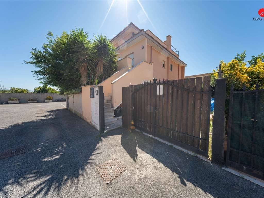 appartamento in vendita a Pomezia in zona Torvaianica
