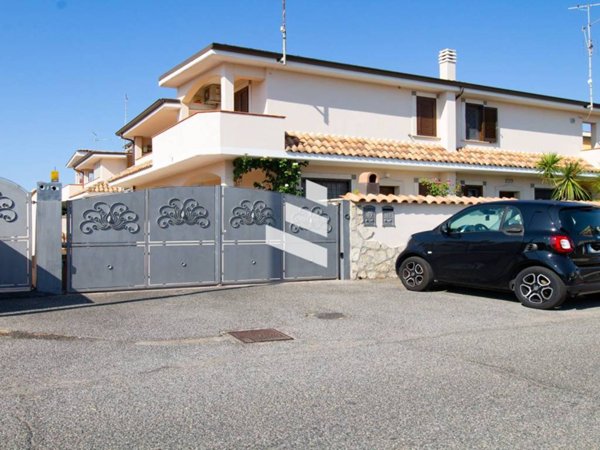 casa indipendente in vendita a Pomezia in zona Campo Selva