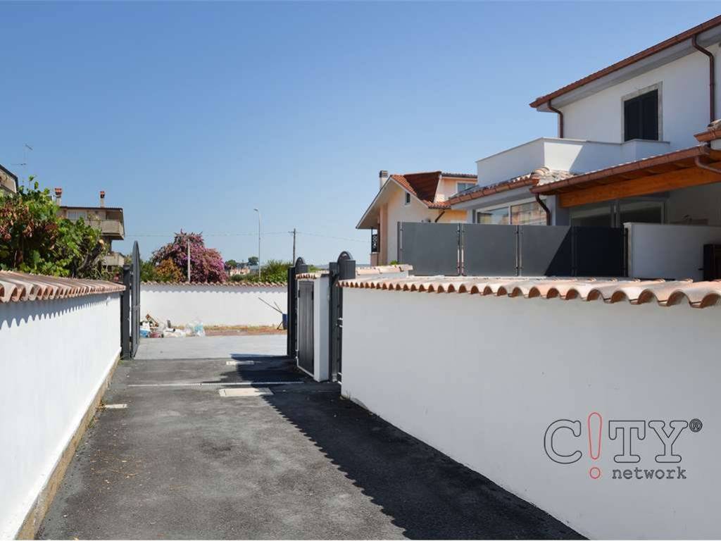 casa indipendente in vendita a Pomezia in zona Castagnetta