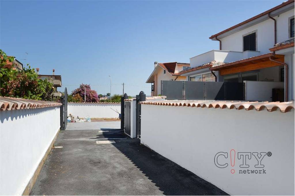 casa indipendente in vendita a Pomezia in zona Castagnetta