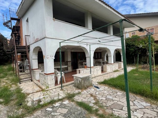 casa indipendente in vendita a Pomezia in zona Torvaianica Alta