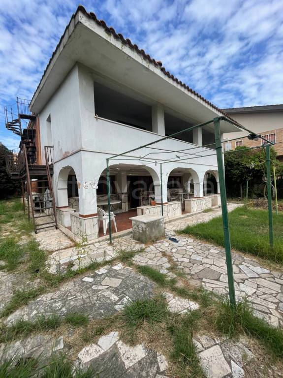 casa indipendente in vendita a Pomezia in zona Torvaianica