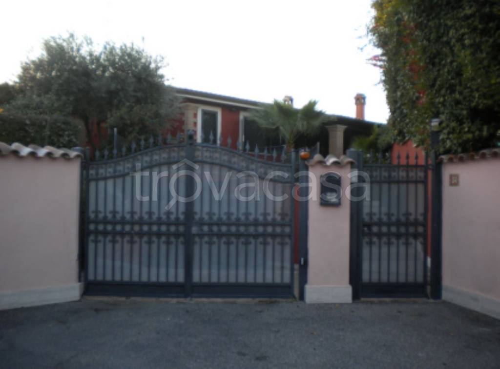 casa indipendente in vendita a Pomezia