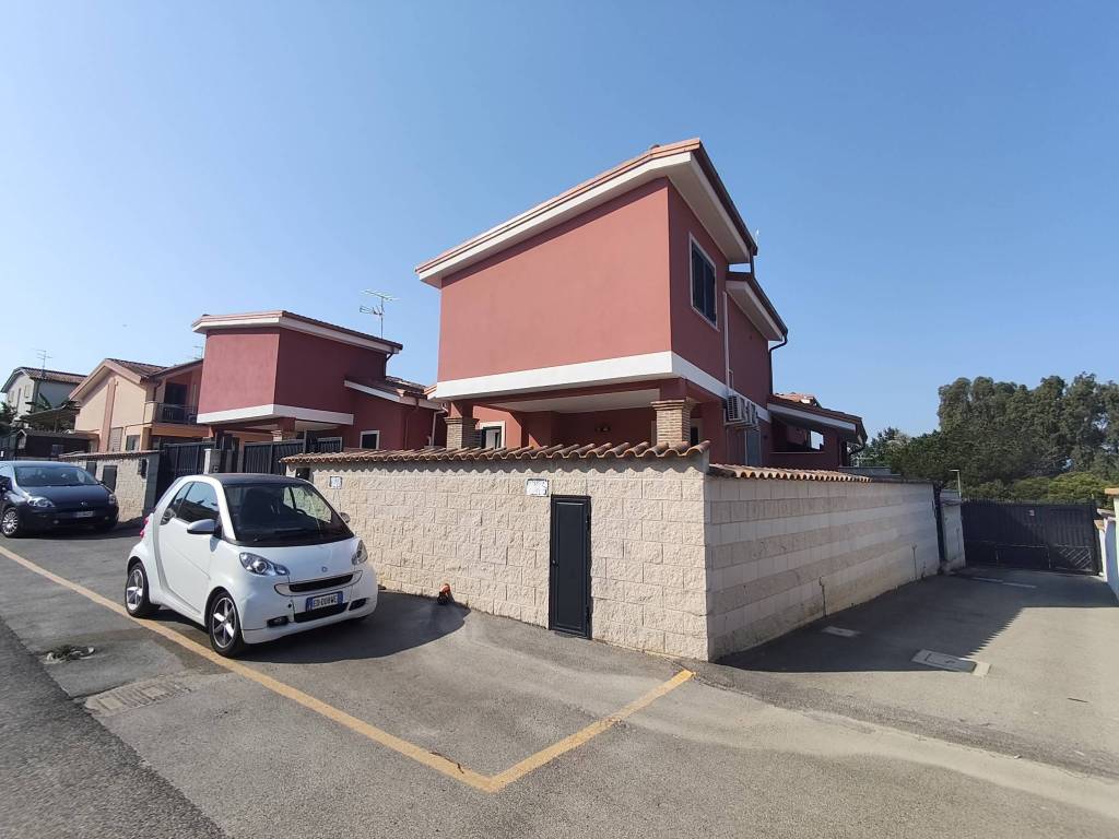 casa indipendente in vendita a Pomezia in zona Torvaianica Alta