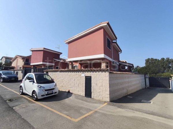 casa indipendente in vendita a Pomezia in zona Torvaianica Alta
