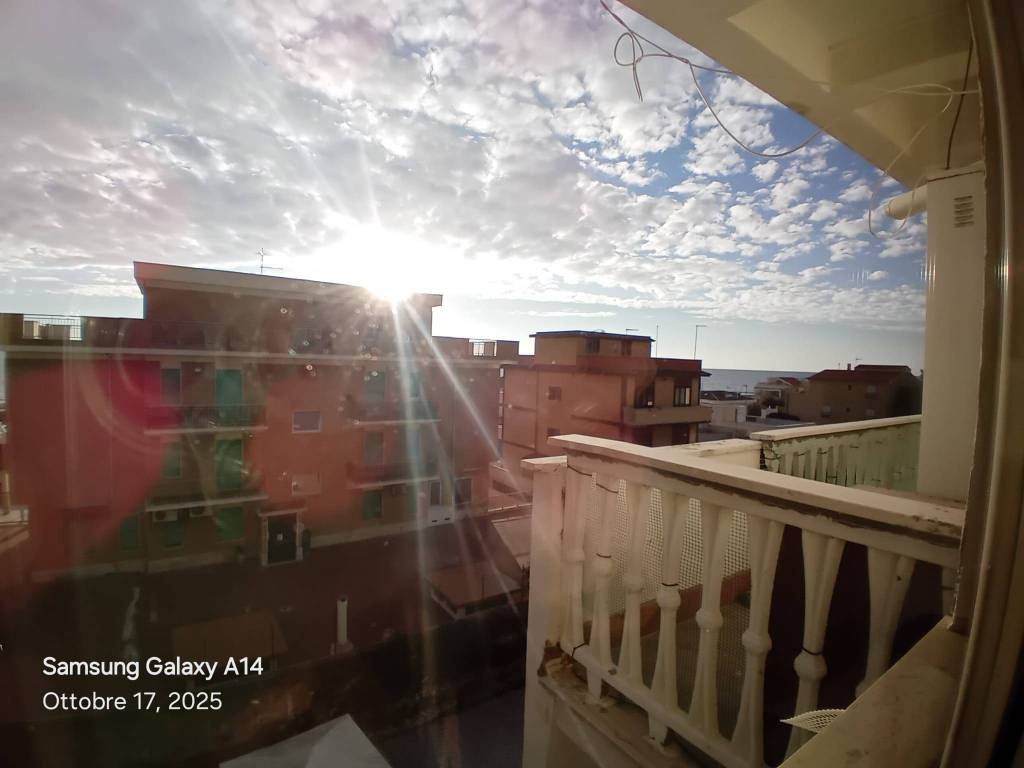 appartamento in vendita a Pomezia in zona Pratica di Mare