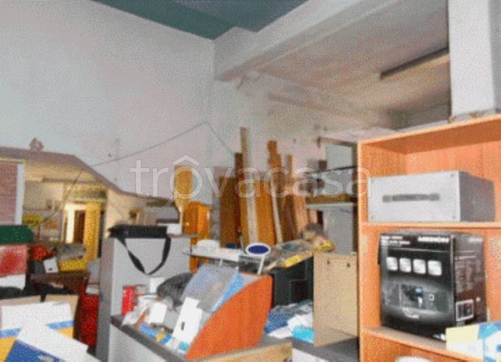 negozio in vendita a Pomezia in zona Torvaianica