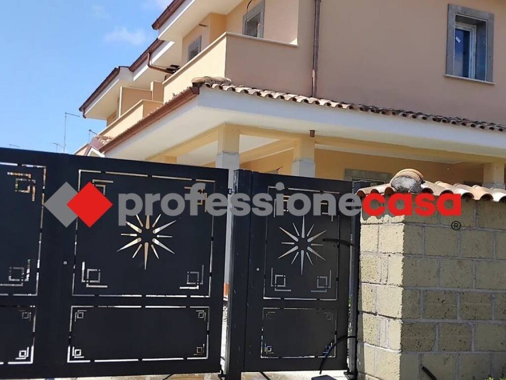 casa indipendente in vendita a Pomezia in zona Pratica di Mare