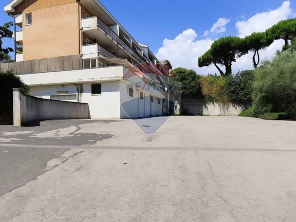 locale commerciale in vendita a Pomezia in zona Pratica di Mare