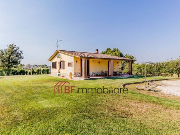 casa indipendente in vendita a Pomezia in zona Castagnetta