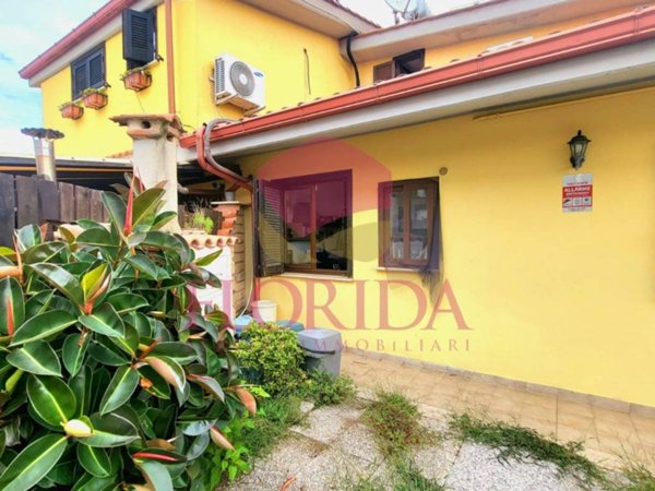 casa indipendente in vendita a Pomezia in zona Torvaianica